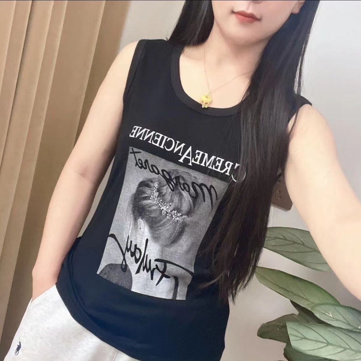 新款美女图吊带背心 到手价¥19.99